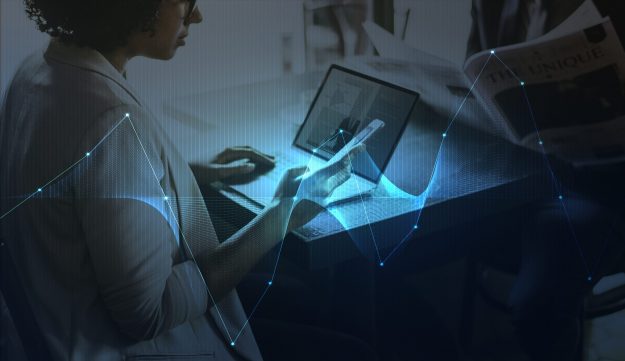 Businesswoman networking using digital devices Imagen de rawpixel.com en Freepik