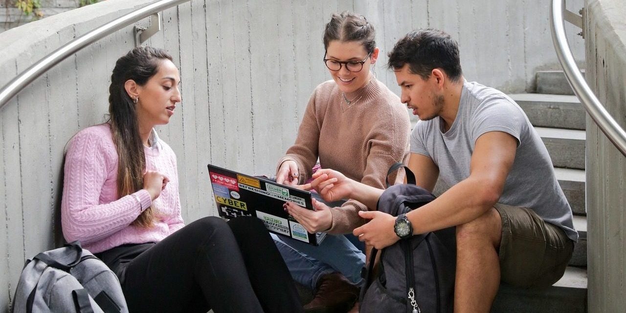 students-6078679_1920